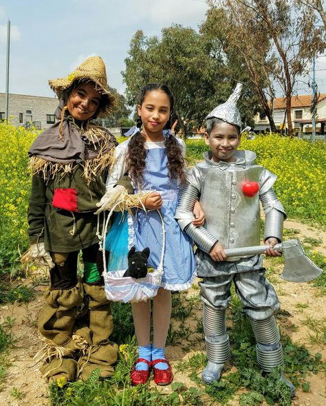 Wizard of oz handmade costumes of my kids Wizard Of Oz Witch Costume, Wizard Of Oz Costumes Diy, The Wizard Of Oz Costumes, Wizard Of Oz Play, Quick Costumes, First Halloween Costumes, Happy Halloweenie, Scarecrow Costume, Neil Patrick