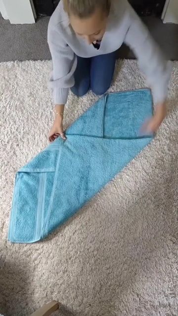 MetDaan DIY (@metdaan.diy) • Instagram photos and videos Folding Towels Fancy Video, Folding Towels Fancy, Folding Bath Towels, How To Roll Bath Towels, Metdaan Diy, Fancy Towels, Folding Fitted Sheets, Folding Towels, Bathroom Towel Decor