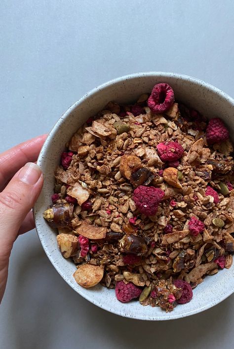 Cacao Granola, Breakfast Grains, Pumpkin Cacao Granola, Maple Granola, Muesli Recipe, Homemade Cereal, Clean Foods, Freeze Dried Raspberries, Dried Raspberries