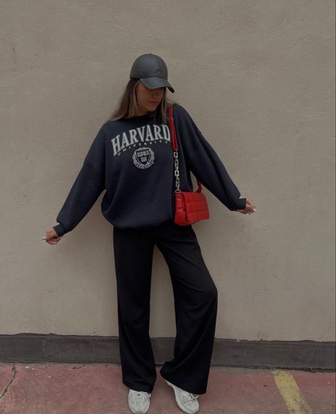 Harvard Crewneck Outfit, Harvard Sweater Outfit, Student Fashion University, Harvard Clothes, Grad School Outfit Student Style, Harvard Sweatshirt Outfit, University Sweatshirt Outfit, University Style Student Outfits, Student Outfit University