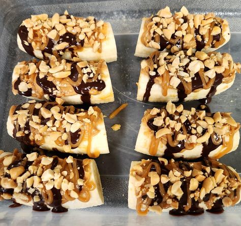 Banana Snickers Bar, Banana Snickers, Bariatric Snacks, Ww Deserts, Healthy Snickers, Snickers Recipe, Sugar Free Chocolate Syrup, Fruit Desert, Kids Plate