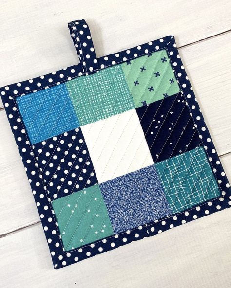 Free Potholder Patterns Sewing Quilted Potholders, Potholder Patterns Free, Quilted Potholder Pattern, Coaster Patterns, Christmas Quilting, Oven Towels, Mug Rug Patterns, Quilted Potholders, Holiday Sewing