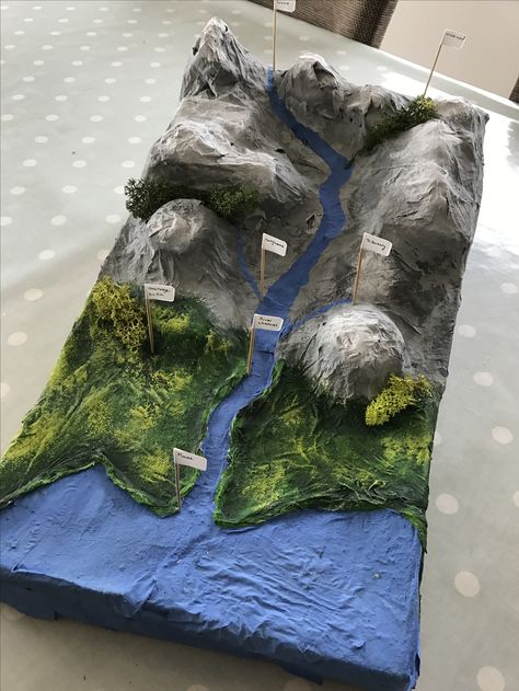 3D river bed model 3d Project Science, River Model School Project, River Projects For Kids, 3d Map Project, Watershed Model, Landforms Model Projects, Geography Model, Landform Projects, Bed Display