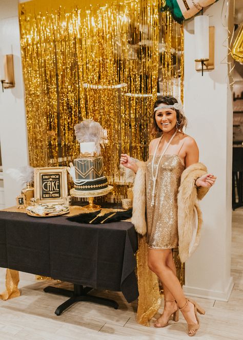 How to throw a Great Gatsby Themed Party · Haute Off The Rack Champagne Reference, 20s Party Theme, Estilo Charleston, Roaring 20s Birthday Party, Roaring 20s Birthday, Gatsby Party Outfit, Look Gatsby, Gatsby Birthday Party, Gatsby Party Decorations