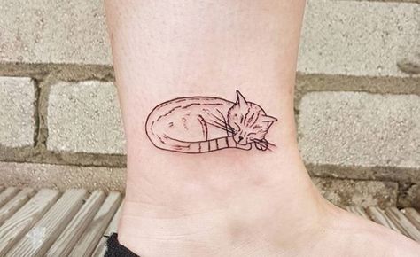 https://www.thepaws.net/cat-outline-tattoos/3/ Cat Line Tattoo, Outline Tattoo Ideas, Curled Up Cat, Cat Eye Tattoos, Cat Outline Tattoo, Cat Portrait Tattoos, Cat Tattoo Ideas, Cat Tattoo Simple, Cat Outline