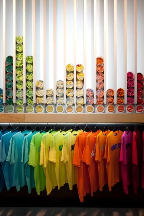 Colours of the rainbow, a neat and simple display for t-shirts. Butik Design, Display Visual Merchandising, Vitrine Design, Clothing Store Displays, Visual Merchandising Displays, Clothing Displays, Retail Inspiration, Retail Merchandising, غرفة ملابس