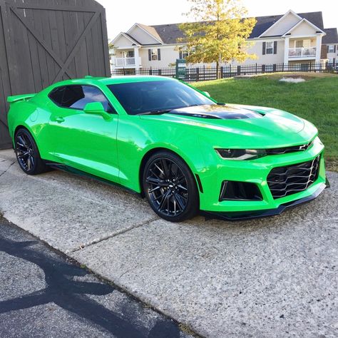 Chevrolet Camaro ZL1 painted in Krypton Green Photo taken by: @darren_staton on Instagram Owned by: @darren_staton on Instagram Lime Green Camaro, Chevrolet Camaro Green, 2018 Camaro Ss, Green Camaro, Camaro Lt1, Camaro Ss Convertible, Custom Camaro, Chevy Camaro Zl1, Green Cars