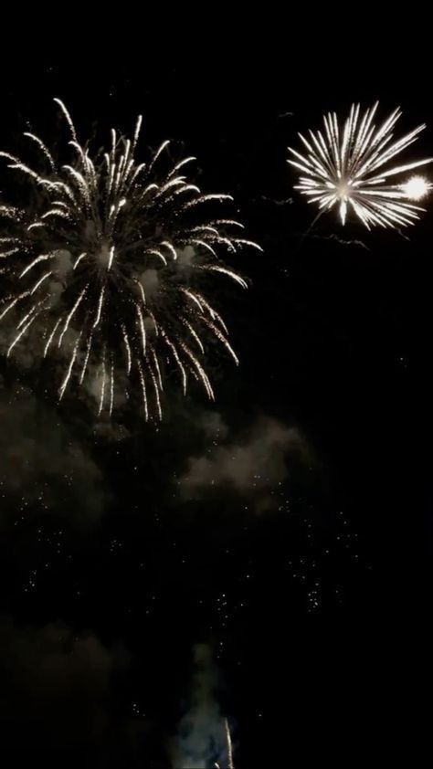 Black Fireworks Aesthetic, Night Fireworks Aesthetic, Low Exposer Aesthetic, Low Exposure Pfp, Bonfire Night Aesthetic, Aesthetic Jupiter, Low Exposure Wallpaper, Gossip Girl Lifestyle, Black And White Fireworks