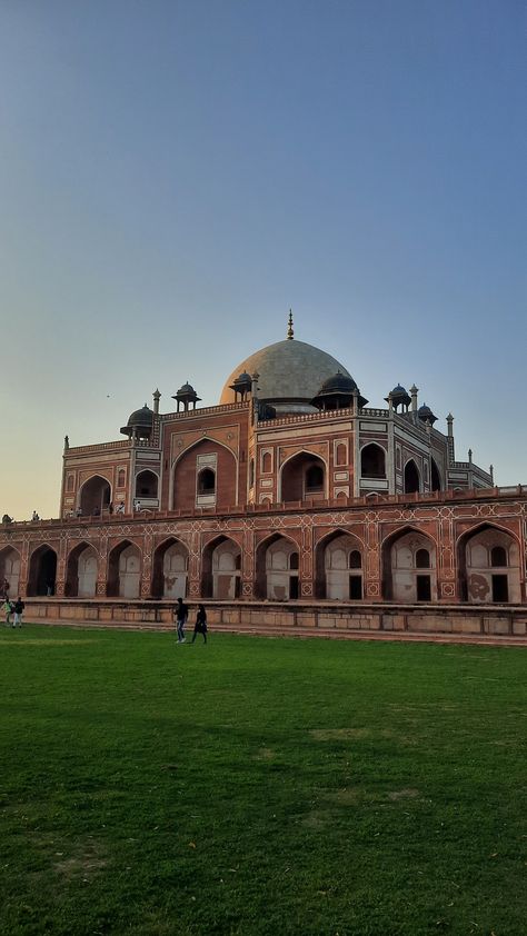 A picture of humayuns tomb Delhi Famous Places, India Travel Aesthetic, Delhi Snaps, Purani Delhi, Delhi Rain, Delhi Haat, Delhi Monuments, Delhi Pics, Fake Travel