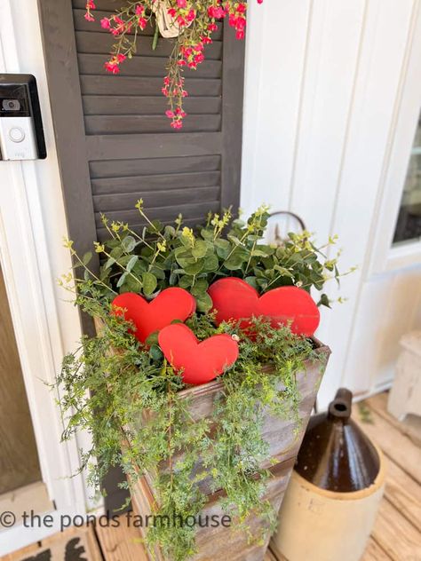 Thrift Store Decorating Ideas, Spray Painting Furniture, Valentines Porch, Decorating Farmhouse Style, Thrift Store Decorating, Furniture Stripping, Moss Wreath Diy, Heart Basket, Wreath Alternative