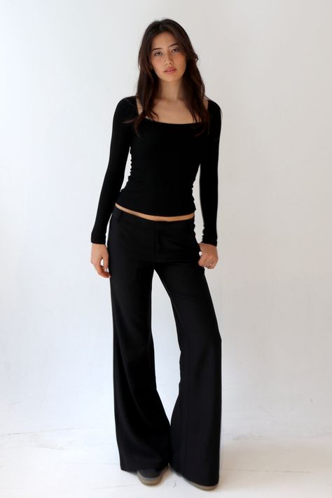 Wide leg straight-fit low rise trousers – SCG_COLLECTIONS Low Rise Pants Aesthetic, Pants For Long Legged, All Black Outfit Pants, Work Outfits All Black, Women With Wide Shoulders, Slim Black Pants Outfit, Low Rise Suit Pants Outfit, Low Rise Business Pants, Low Pants Outfit