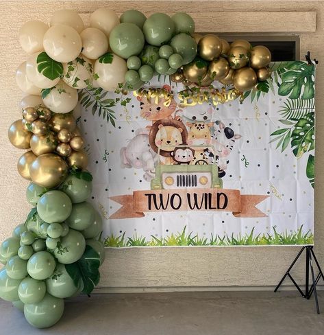 Safari Birthday Party Two Wild, Safari Birthday Decorations Jungle Theme, Zoo Backdrop Ideas, Jungle Decorations Birthday, Boys Birthday Decorations At Home, Safari Themed Birthday Party Decoration, Wild Theme Birthday Party, 1st Birthday Jungle Theme, Jungle Theme Birthday Decoration