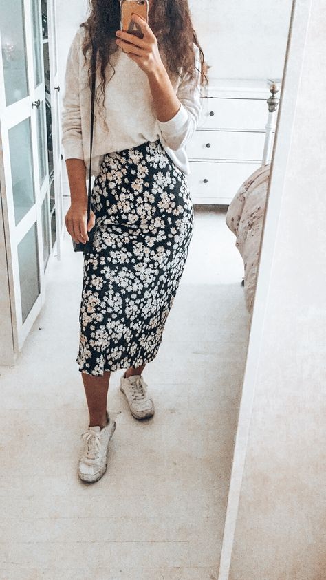 Daisy skirt from New Look along with white trainers (that were cleaned after this pic ! 😂) Daisy Skirt Outfit, Daisy Skirt, Daisy Shirt, Spring Skirt, Flower Skirt, Spring Skirts, Skirt Outfit, White Trainers, Skirt Outfits