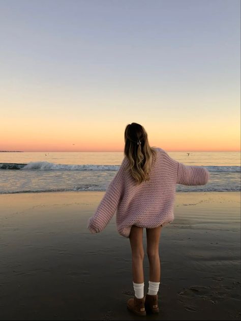 Sweaters At The Beach, Uggs On The Beach, Sweater On The Beach, Lala Girl Aesthetic, Beach Winter Pictures, Sweater Beach Outfit, Beach Girl Aesthetic Outfit Winter, Beach Winter Aesthetic, Beach Sweater Outfit