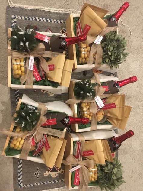 Simple hampers Xmas Hampers, Hamper Ideas, Christmas Gift Hampers, Christmas Hampers, Christmas Hamper, Cool Packaging, Christmas Things, Guest Gifts, Xmas Presents