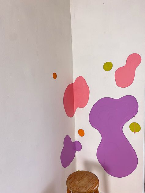 Squiggly Line Painting, Blob Wall Mural, Painted Squiggle On Wall, Wall Squiggle Paint, Squiggle Mural, Minimal Wall Painting, Diy Wall Paint, Wall Doodle, Blob Painting