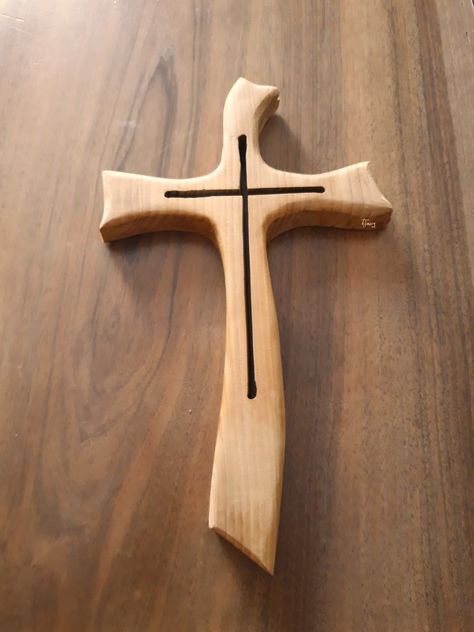 Wooden Crucifix Handmade, Wood Crosses Diy, Wooden Cross Crafts, Deer Antler Crafts, Antler Crafts, Scroll Saw Patterns Free, Wooden Crosses, Cross Crafts, Chip Carving