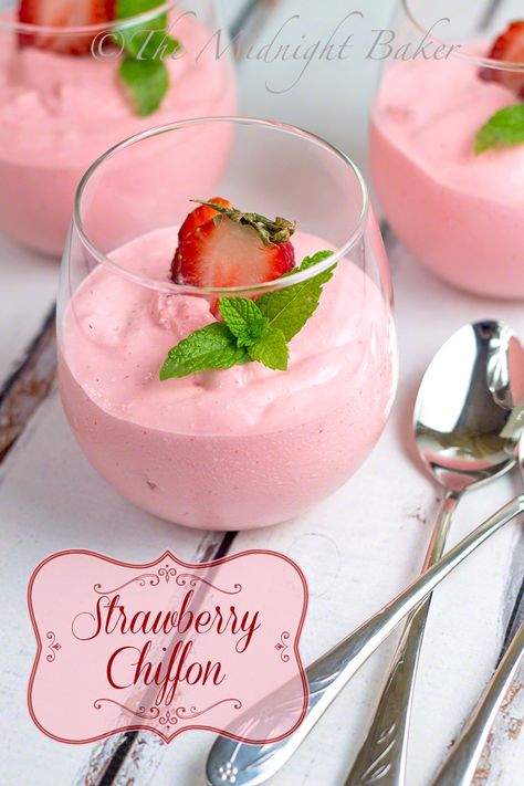 Strawberry Chiffon | bakeatmidnite.com | #strawberries #jello #whippedtopping #desserts #lowfatdesserts #lowcaloriedesserts Strawberry Chiffon, Low Fat Desserts, Strawberry Dessert Recipes, Jello Desserts, Strawberry Mousse, Jello Recipes, Mousse Recipes, Creamy Desserts, Strawberry Desserts