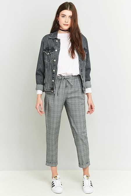 Light Before Dark Tie Front Grey Checked Trousers Grey Check Pants Outfit Women, Checked Trousers Outfit, Checkered Pants Outfit, Uniqlo Outfit, Trousers Women Outfit, Checkered Trousers, Checked Pants, Style Désinvolte Chic, Trouser Outfit