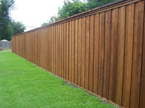 Board on Board Fence http://www.TexasBestFence.com #BoardonBoardFenceDesign Wooden Privacy Fence Ideas, Board On Board Fence, Exterior Fence, Backyard Fence Decor, Wooden Fences, House Fence, Fence Options, Wood Privacy Fence, Wood Fence Design