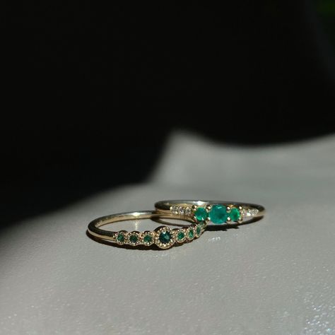 Antique Emerald Ring, Small Engagement Rings, Engagement Ring On Hand, Emerald Ring Vintage, Green Emerald Ring, Circle Diamond, Classy Jewelry, Gold Band Ring, Emerald Jewelry