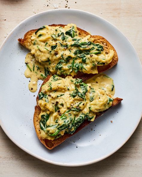 Spinach Scrambled Eggs, Scrambled Eggs With Spinach, Scrambled Eggs Recipe, Spinach Egg, Egg Dishes, Eggs Recipe, Creamed Spinach, Egg Dish, Deep Dish