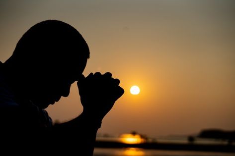 La sombra del hombre rezando y pensando ... | Premium Photo #Freepik #photo #hombre #manos #silueta #exito Mother Son Relationship, Man Hands, Man Praying, Crying At Night, Blessed Assurance, Good For Her, Islamic Paintings, To My Mother, Photo Editing Software