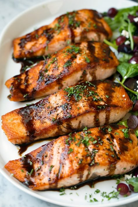 Balsamic Glazed Salmon, Honey Salmon Recipes, Balsamic Salmon, Balsamic Glaze Recipes, Salmon Glaze Recipes, Chicken Honey, Honey Salmon, Plats Healthy, Seared Salmon