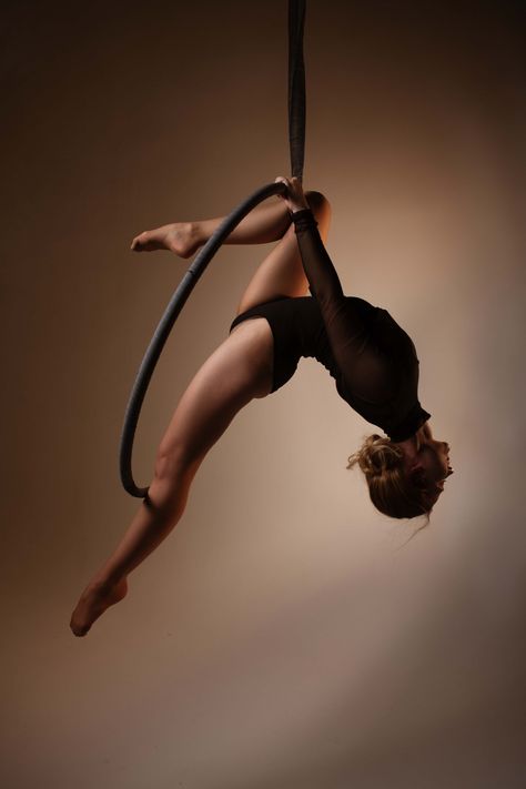 Aerial Hoop Moves, Aerial Gymnastics, Circus Aesthetic, Aerial Acrobatics, Dance Dreams, Aerial Dance, Aerial Arts, Aerial Hoop, Aerial Silks