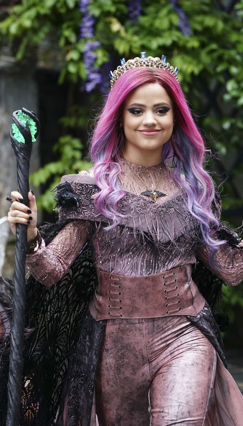 Disney Descendants Characters, Descendants Pictures, Descendants Costumes, Disney Descendants Movie, Descendants Characters, Descendants Party, Sarah Jeffery, Mal And Evie, Disney Channel Descendants