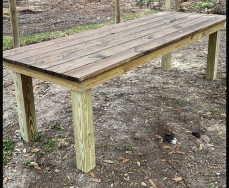 4x4 Table Legs, Table Leg Ideas Diy, 2x4 Outdoor Table, Diy Outdoor Dining Table, Outdoor Table Plans, Outdoor Farmhouse Table, Inside Building, Wooden Outdoor Table, Outdoor Wood Table