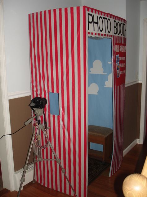 DIY Photo Booth! Decorate backdrop to match your theme. Cute idea and a lot cheaper than renting one! Made from a refrigerator box! Diy Fotokabine, 13th Birthday Parties, Carnival Birthday Parties, Diy Photo Booth, Carnival Themes, Carnival Birthday, Toy Story Party, Movie Party, Circus Party