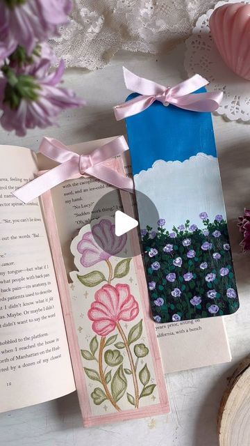 𝓜𝓮𝓱𝓮𝓻𝓲𝓷🍒 | 𝐏𝐨𝐭𝐭𝐞𝐫𝐲 𝐚𝐧𝐝 𝐚𝐫𝐭 on Instagram: "🦢Recent bookmarks. (Dm to buy)  Hi lovelies!!! Introducing my coquette bow era handmade bookmarks. I absolutely adore how they turned out. More collections coming soon.  [diy bookmarks, floral, flower painting, aesthetic art, fyp, explore page, coquette aesthetic, coquette bow bookmark, painted book mark, artDIY, diy bookmark cute]  #diybookmark #bookmark #explore #explorepage #floralbookmark #flowerpainting #aestheticart #potteryartists #coquetteaesthetic #coquetteart #aestheticbookmarks #acrylicpainting #illustrations" Flower Bookmark Drawing, Book Marks Painting, How To Make Cute Bookmarks, Aesthetic Book Marks Diy, Flower Painting Aesthetic, Book Mark Aesthetic, Bow Bookmark, Bookmarks Aesthetic, Aesthetic Bookmarks