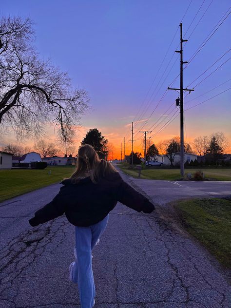 sunset sunrise hot girl outfit summer spring vibes aesthetic outfit inspo instagram insta gram inspiration photos jeans park neighborhood street pics Rainy Pics Instagram, Sunset Insta Pic Ideas, Perfect Instagram Pictures, Jeans Pics Ideas, Girl Aesthetic Photoshooting, Neighborhood Walk Aesthetic, Outside Girl Aesthetic, Sunset Instagram Pictures Field, Hot Aesthetic Pictures Ideas