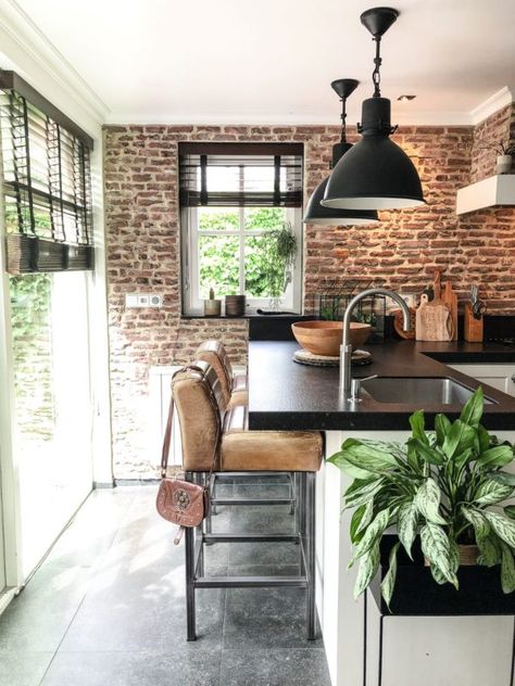 Een echte brick wall in de keuken van Bonte.eu - LivingHip Brick Wall Kitchen Ideas, Kitchen With Brick, Brick Wall Kitchen, Interior Brick, Brick Interior Wall, Brick Interior, Brick Kitchen, New House - Kitchen, Brick Walls