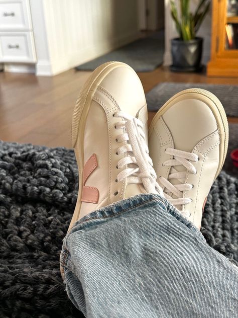 Veja Sneakers Outfit Aesthetic, Pink Veja Sneakers Outfit, Scandi Shoes, Veja Shoes Outfit, Veja Aesthetic, Pink Veja, Veja Sneakers Outfit, Retro Sneakers Outfit, Pink And White Sneakers