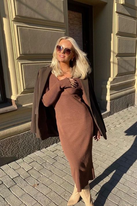 Fall outfits blonde Scandinavian girl business casual autumn aesthetic outfit Inso fall 2022 Business Casual Outfits Fall, Brown Ribbed Dress, Ribbed Dress Outfit, Casual Outfits Fall, Fall Business Casual Outfits, Fall Fashion 2022, Business Casual Outfit, Rib Dress, Easy Outfit