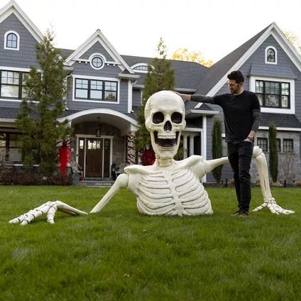 Skeleton Party, Halloween Juice, Outside Halloween Decorations, Giant Skeleton, Animated Halloween Props, Scary Halloween Decorations Diy, Halloween Front Porch, Scary Halloween Decorations