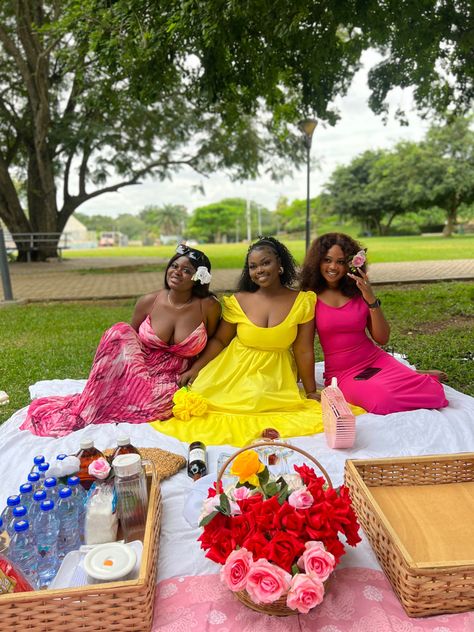 Trio Picnic Aesthetic, Picnic Date Dress, Picnic Ideas For Friends Activities, Picnic Activities For Friends, Brunch With Friends Outfit, Picnic Pictures Friends, Picnic Dress Ideas, Bestie Picnic, Picnic Photoshoot Friends