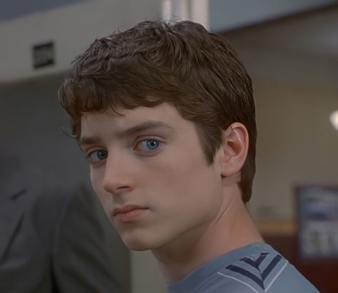 Elija Wood, Frodo Haircut, Elijah Wood Photoshoot, Elijah Wood Funny, Elijah Wood Young, Elijah Wood Eyes, Elijah Wood Frodo, Lotr Cast, Elijah Wood