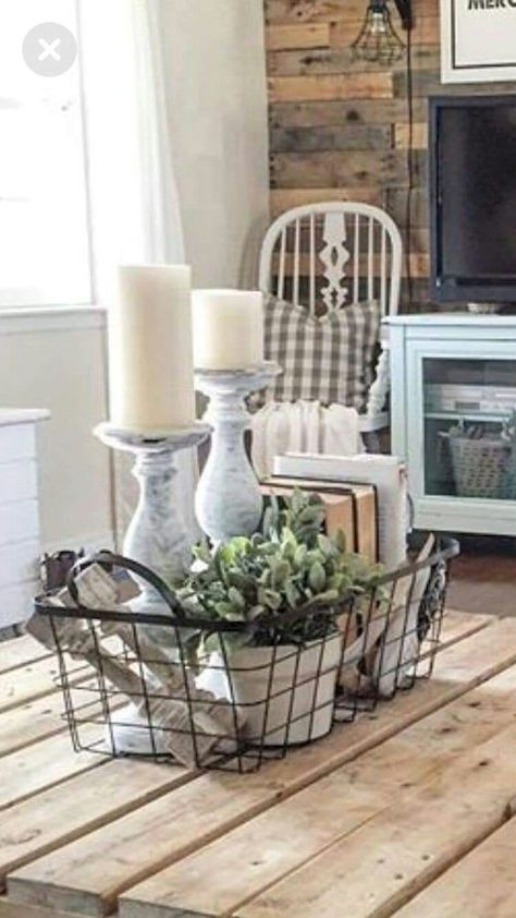 Classic Home Furniture, Koti Diy, Interior Livingroom, Farmhouse Living Room Furniture, Rustic Farmhouse Living Room, Coffee Table Centerpieces, Cottage Shabby Chic, Room Furniture Design, Farmhouse Remodel