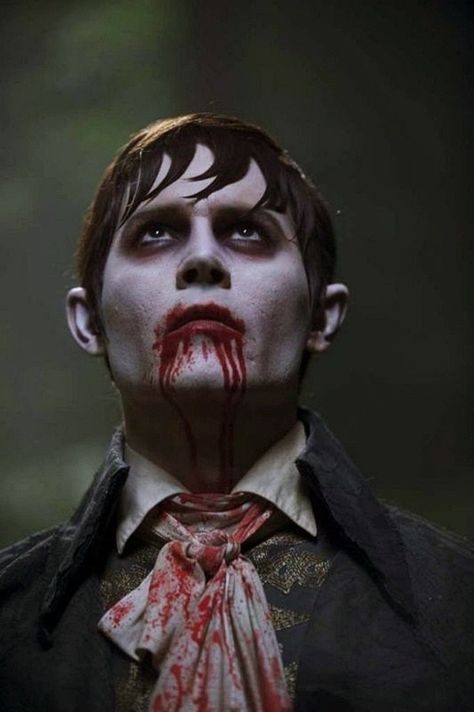 Johnny Depp Dark Shadows, Dracula Makeup, Dark Shadows Movie, Shadow Costume, Scary Couples Halloween Costumes, Johnny Depp Wallpaper, Dracula Costume, Shadow Film, Barnabas Collins