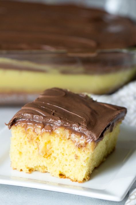 Boston Cream Poke Cake | Six Sisters' Stuff Boston Cream Pie Poke Cake, Boston Cream Poke Cake, Boston Cream Cake, Cream Poke Cake, Pudding Poke Cake, Cake Mix Ingredients, Cake Form, Six Sisters Stuff, Cake Video