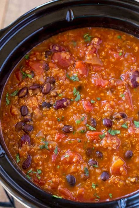 Quinoa Chili Recipe, Slow Cooker Quinoa, Vegetarian Quinoa Chili, Chili Relleno, Quinoa Chili, Vegan Slow Cooker, Vegetarian Crockpot Recipes, Vegetarian Quinoa, Chili Recipe Crockpot