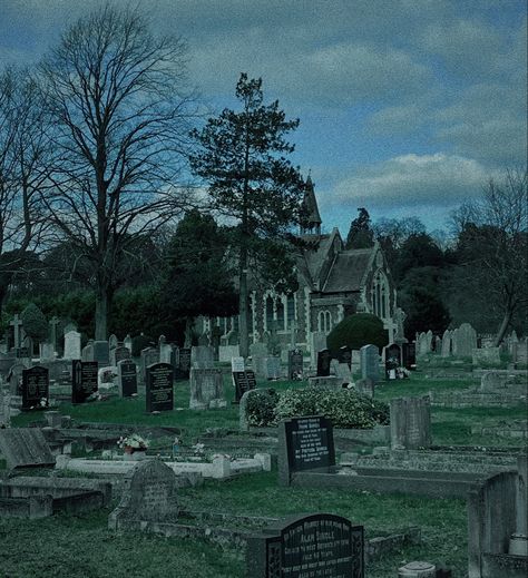 Graveyard Aesthetic Green, Grave Digger Aesthetic, Vampire Graveyard, Soft Vampire Aesthetic, Fantasy Graveyard, Cemetery Aesthetic, Graveyard Aesthetic, Cottagecore Instagram, Helloween Wallpaper