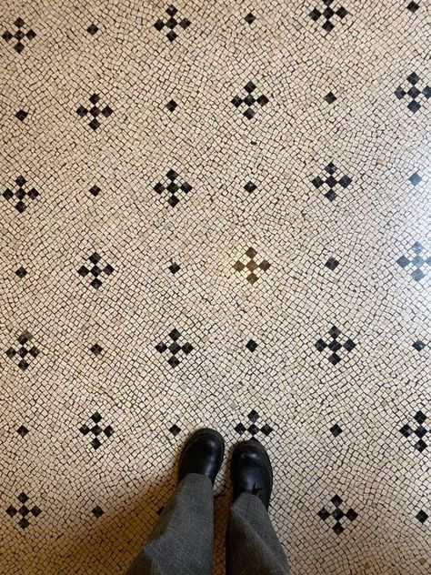 Bathroom Floor Mosaic, Vintage Tile Floor, Mosaic Tile Flooring, Mosaic Bathroom Floor, Colonial Renovation, Mosaic Floors, Modern Mosaic Tile, Mosaic Floor Tiles, Transitional Wallpaper