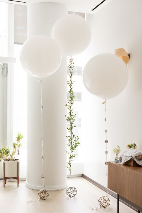 DIY Baby Shower Balloon Tails Baby Shower Decorations No Balloons, Baby Shower Backdrop No Balloons, Easy Baby Shower Backdrop, Minimalistic Baby Shower Ideas, Minimalist Baby Shower Decor, Simple Baby Shower Backdrop, Baby Shower Front Door, Baby Shower Entrance Decor, Baby Backdrop Ideas