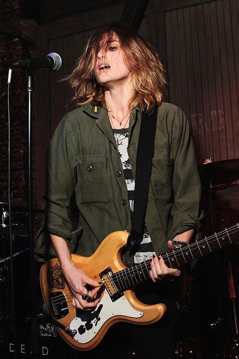 Emily Armstrong from Dead Sara...who I LOVE LOVE LOVE! Emily Armstrong Linkin Park, Haim Style, Danielle Haim, Emily Armstrong, Musician Style, Linkin Park Chester, Rocker Chick, Women Of Rock, Rock Girl