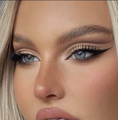 Make Up Ideas Blue Eyes, Male Up Looks, Senior Makeup Ideas, Debutante Makeup, Club Makeup Looks, Makeup Ideas For Blondes, Blue Eyes Eyeshadow, Evening Makeup Looks, Minimalistic Makeup