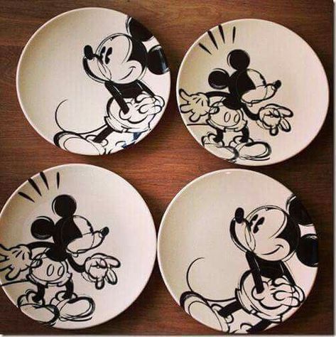 Cozinha Do Mickey Mouse, Mickey Mouse Diy, Action Lines, Mickey Sketch, Disney Table, Mouse Diy, Trendy Room Decor, Disney Wall Decals, Disney Plates